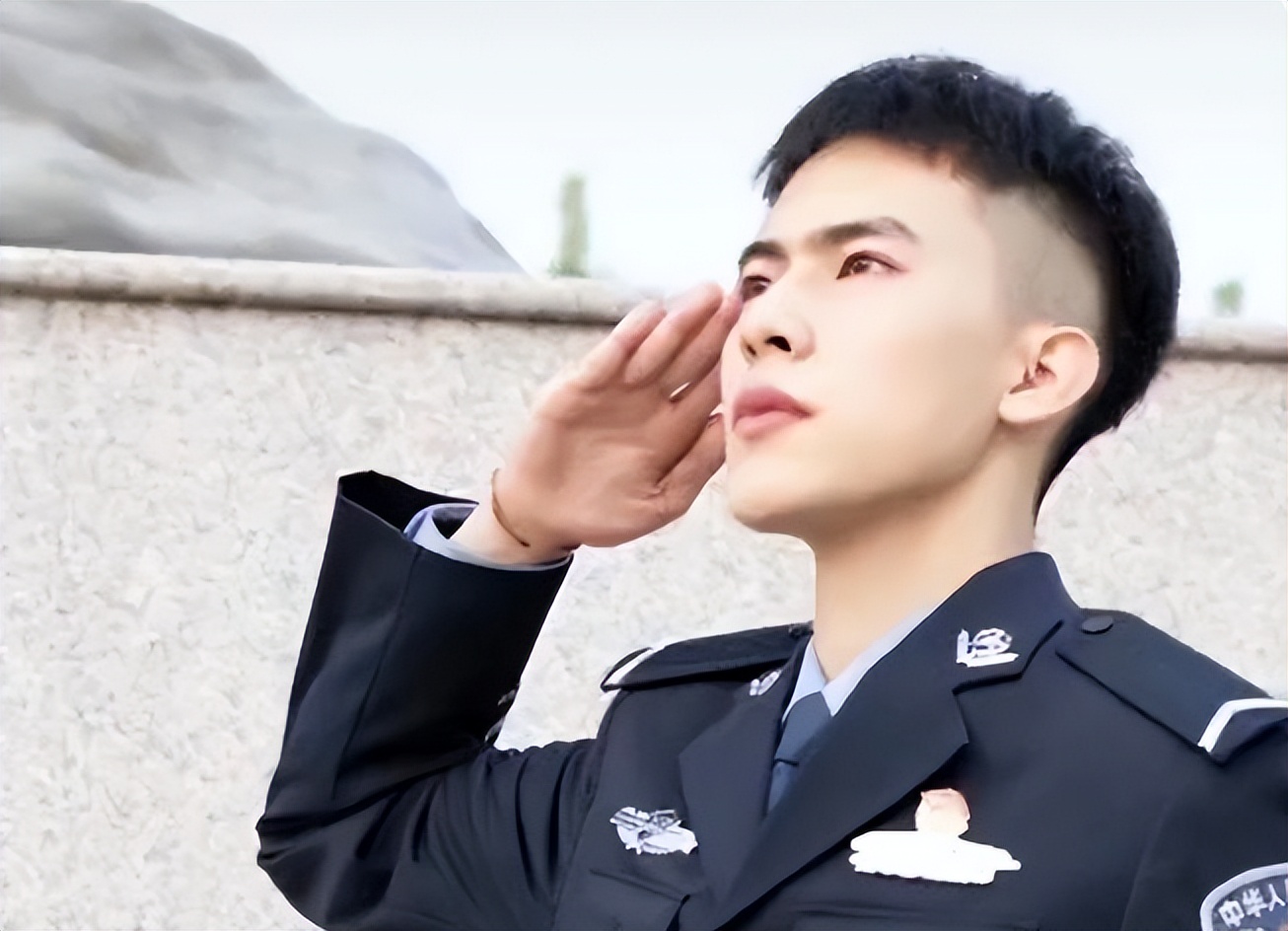 中国人民公安大学校草火了，外形硬朗帅气，果然帅的都上交国家了