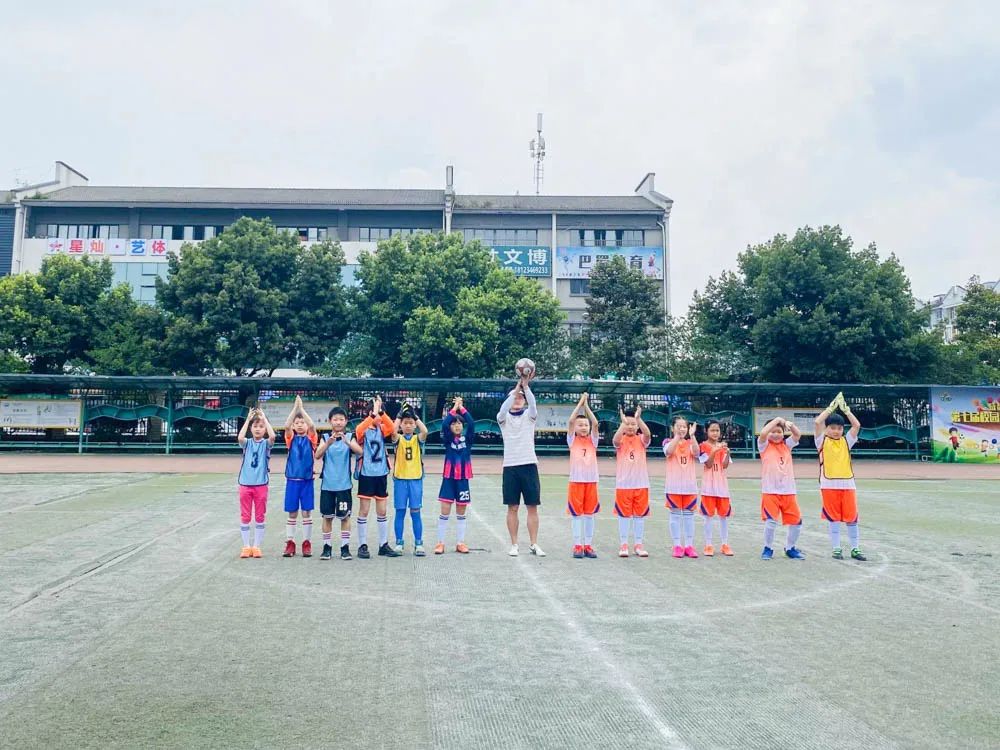 双流区迎春小学举行第七届校园足球班级联赛暨啦啦操比赛颁奖仪式