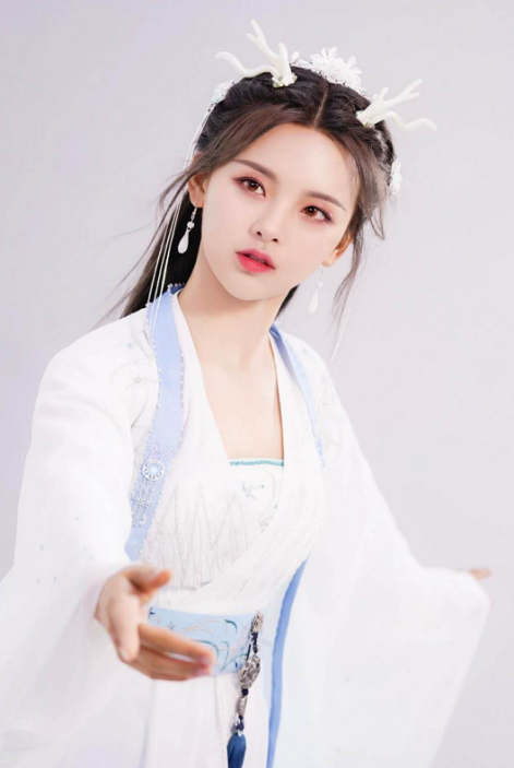 中传毕业科班出身，靠选秀搭档杨超越出道，后转行演戏屡遭吐槽