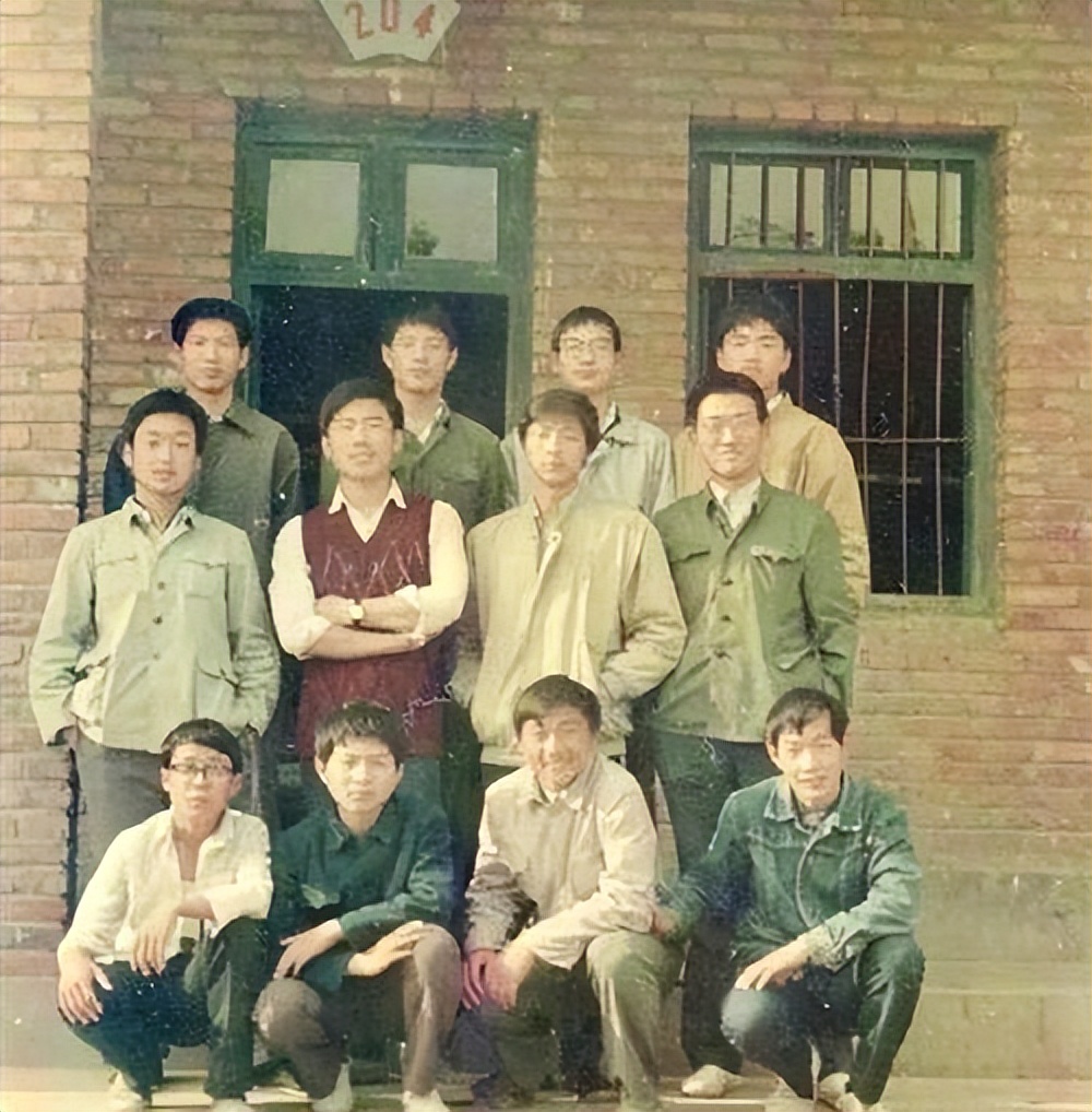 刘强东大四开餐厅的故事，厨师和服务员搞到一起，把大强子坑破产