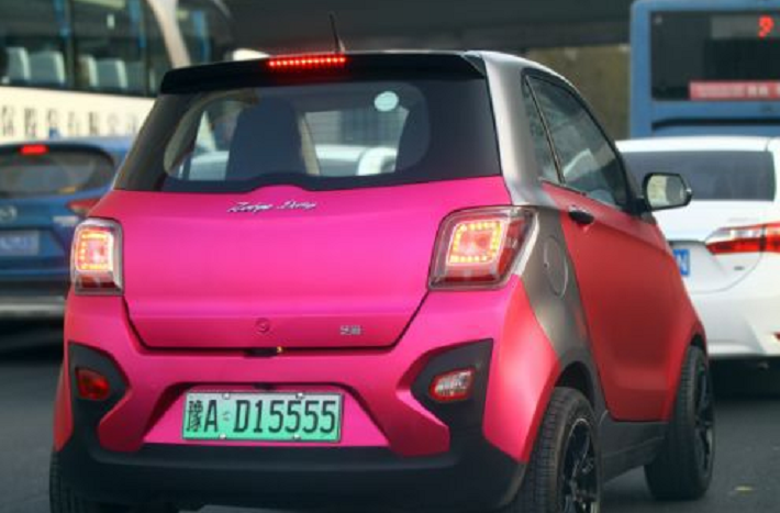 “三无”的老年代步车应该允许上路吗？网友提2个建议，你支持吗