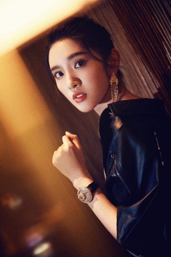 唐艺昕黑色皮质连衣裙配超长流苏耳环时尚写真