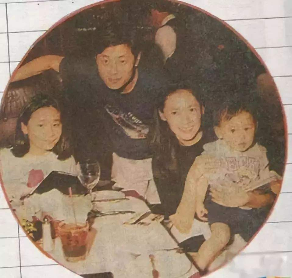 王杰退圈多年曝近照，戴耳环满头黑发宛如回春，久居国外生活惬意