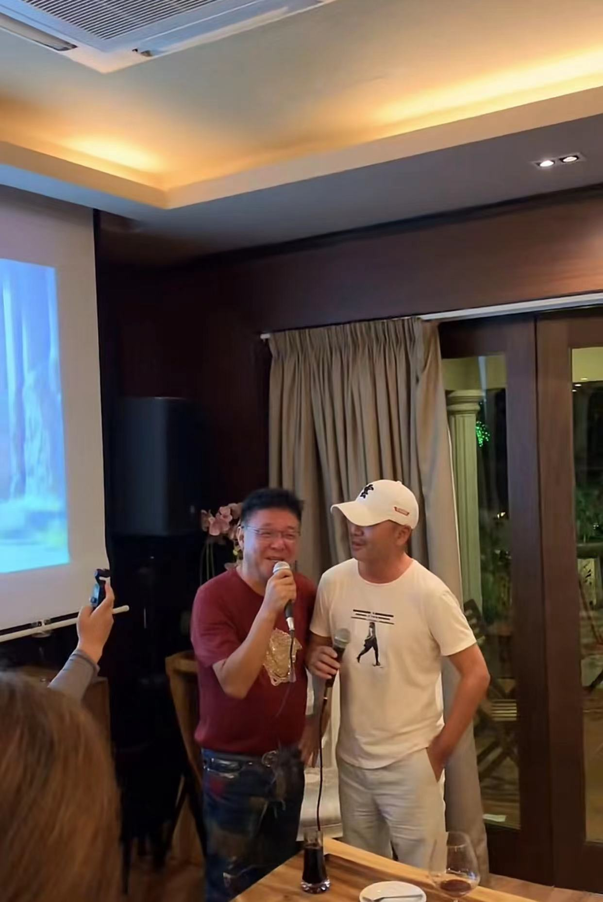 63岁姜育恒豪宅宴客，穿4000多T恤喝得满脸通红，身材发福认不出