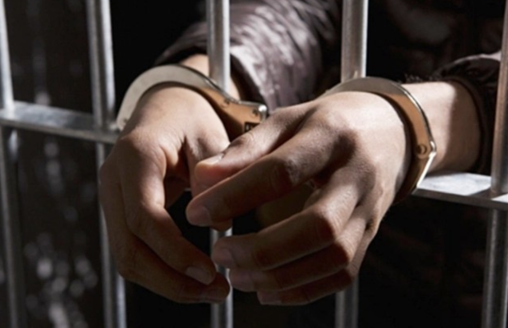 2006年，武汉一大学校长敛财数百万藏床下，工作人员清点了4小时