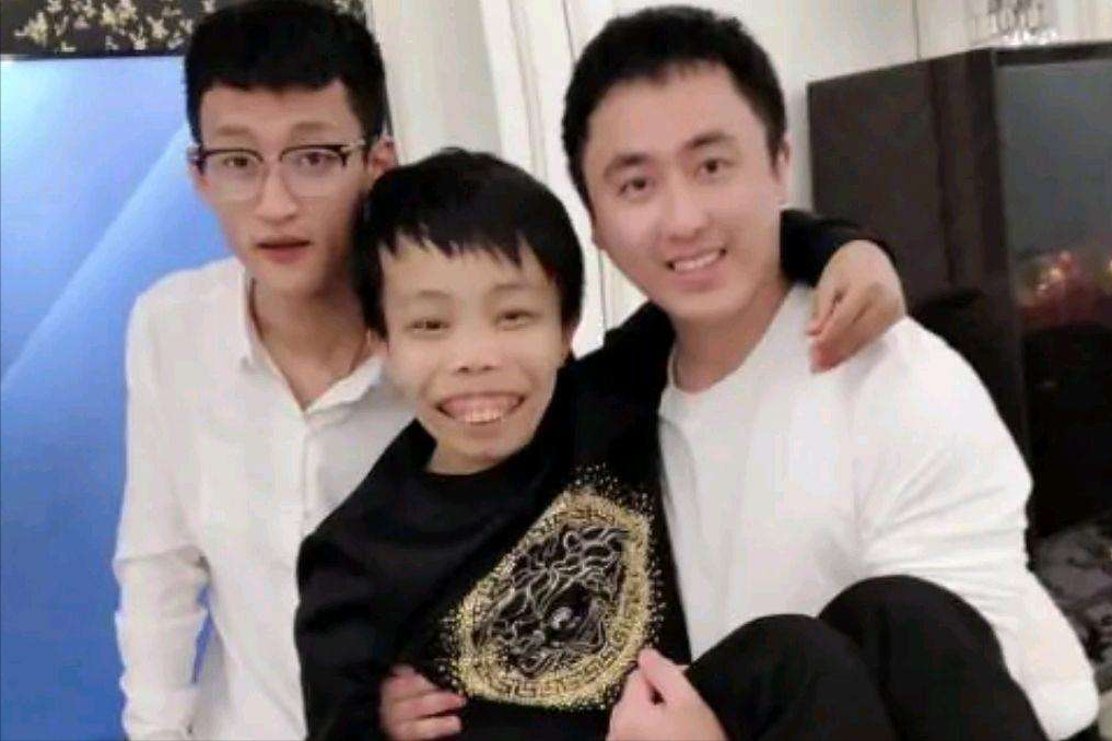 “外星人”陈山升级当爸，儿子正脸照曝光，重7斤大小眼明显