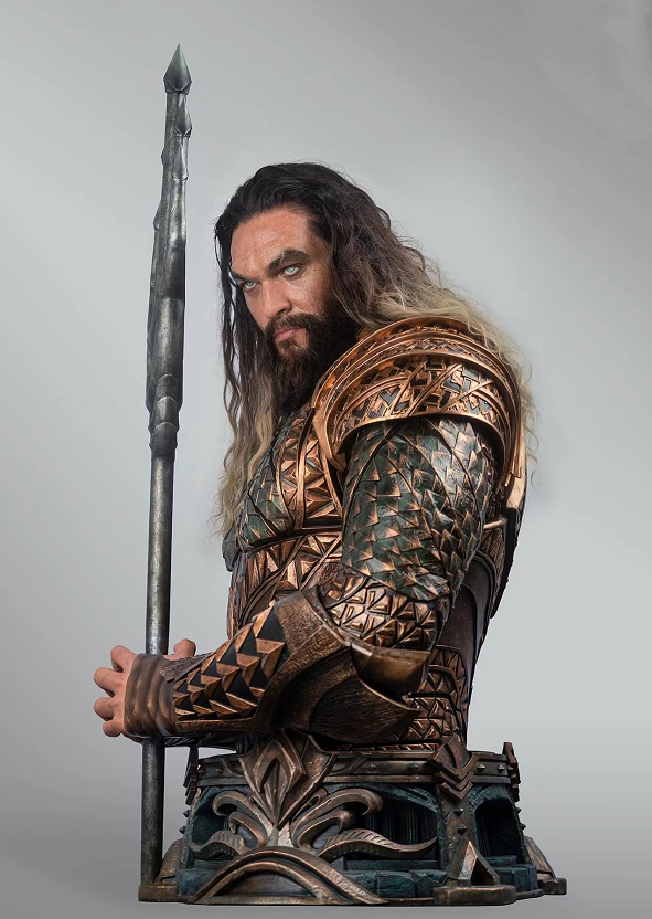 42岁杰森·莫玛骑摩托炸街,赤膊上阵肌肉雄伟,大肠发圈扎丸子头