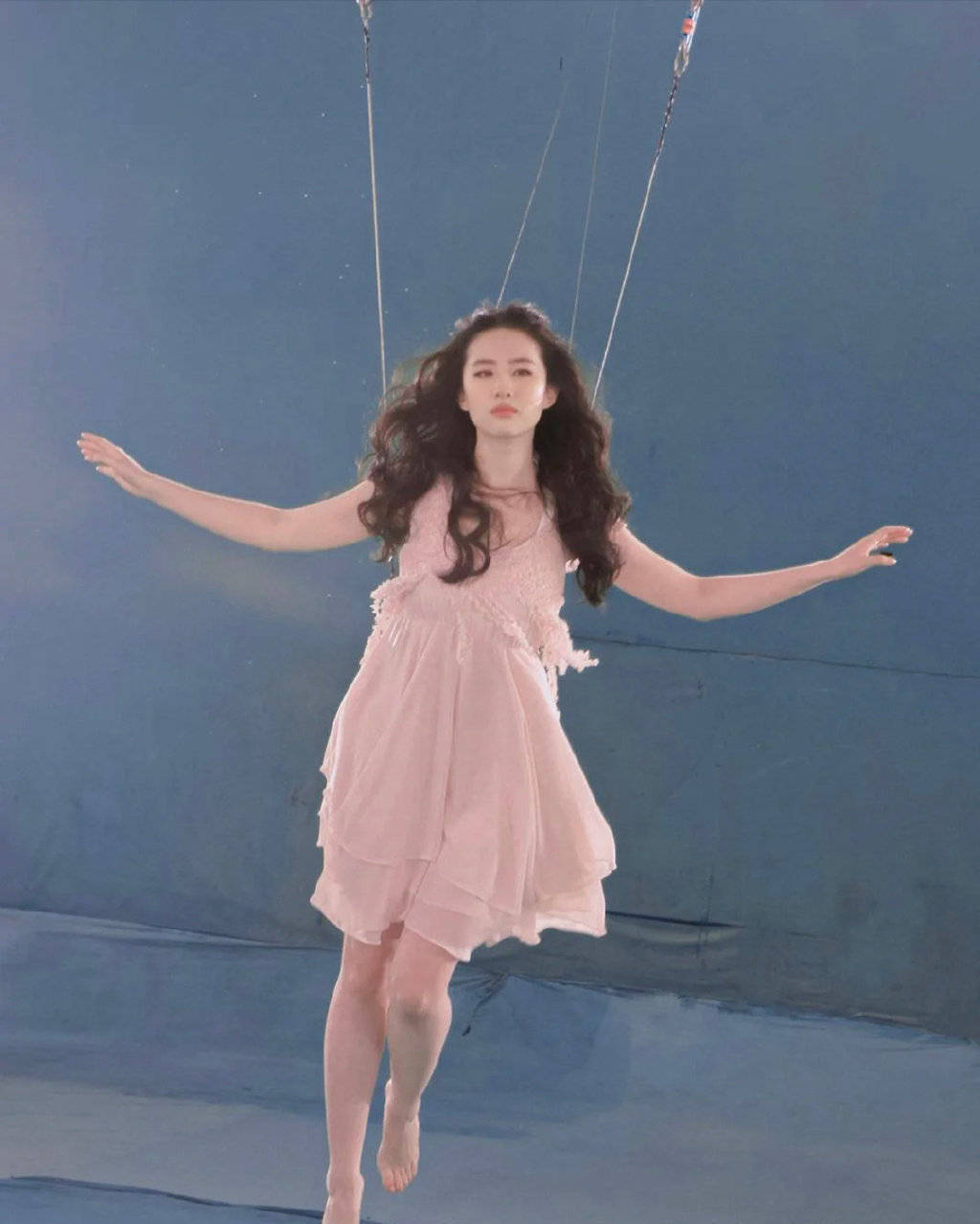 刘亦菲是下凡的天仙，杨采钰来自天上人间：谁赞成，谁反对？