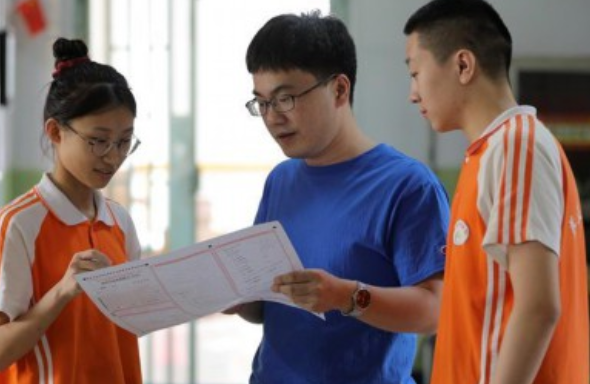 我国985大学可分为4个档次，清华、北大第1，吉林大学险进第3档