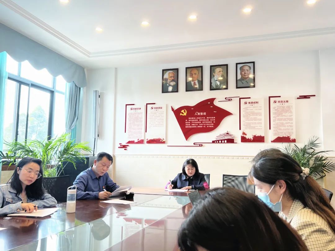 实验小学外国语学校召开传达学习成都市第十四次党代会精神专题会
