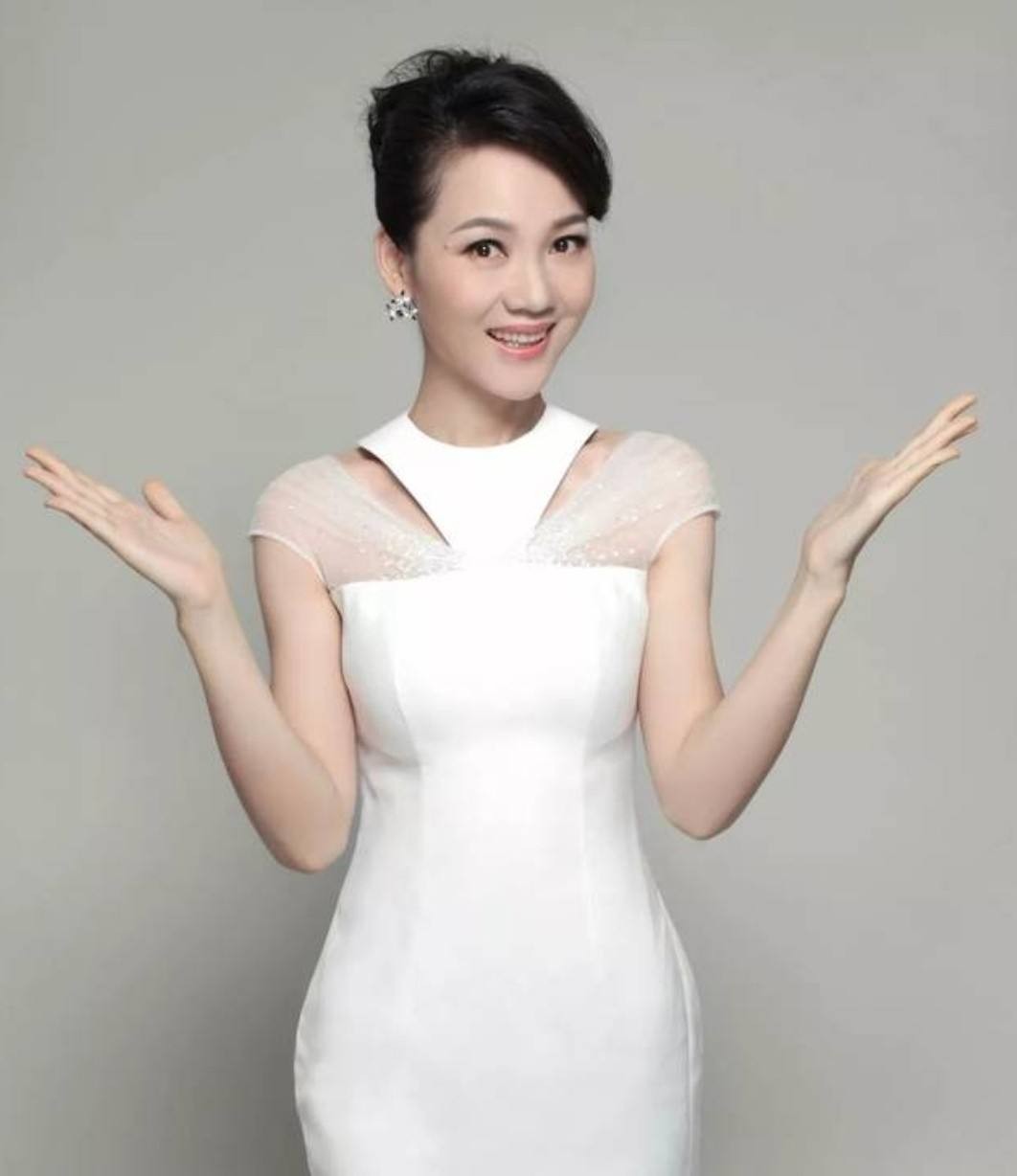 主持人周群:与郭德纲是挚友,自嘲月薪3000,圈外老公至今未公开