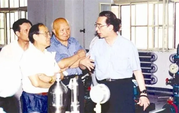 66年前高考成绩接近满分，却被清华北大拒收的混血男孩，后来怎样