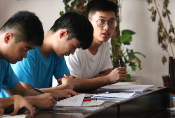 学生毕业后想要留校任教，需要满足三个条件，学生提前了解有好处