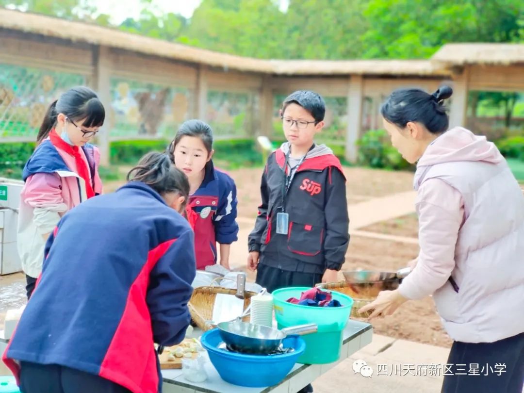 四川天府新区三星小学把劳动教育融入到餐厨实践中