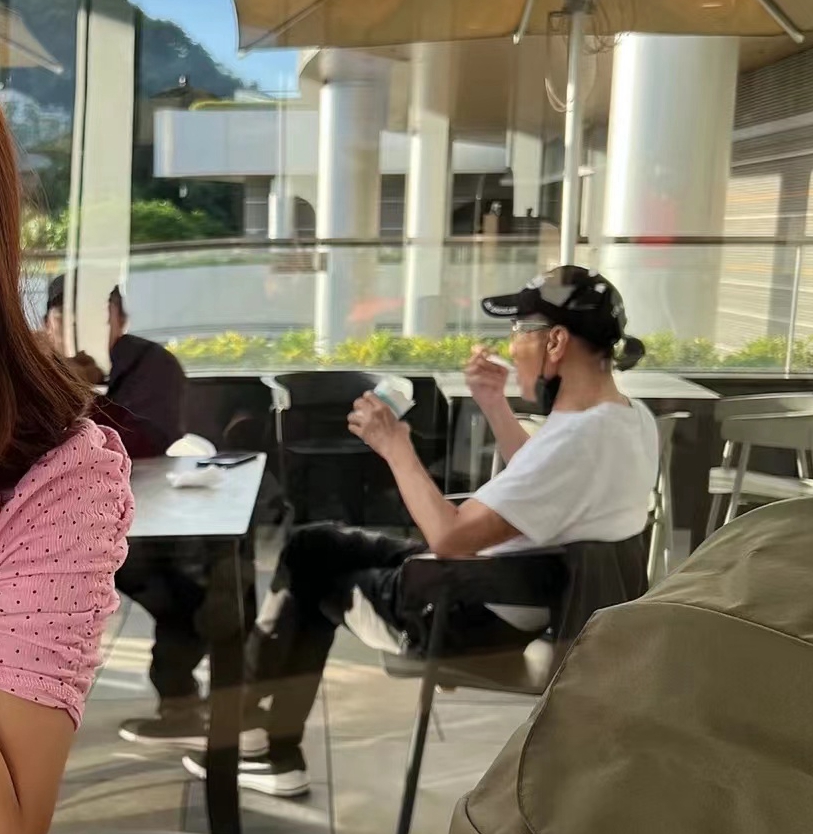 港媒直击85岁谢贤歪嘴拄拐杖，出动5人团队护驾，令人担忧其健康