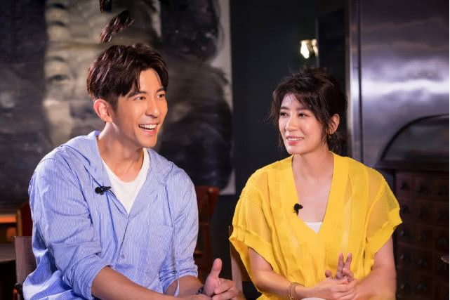 小S和贾静雯相约做足底按摩，俩辣妈各生3个女儿，大谈育儿经