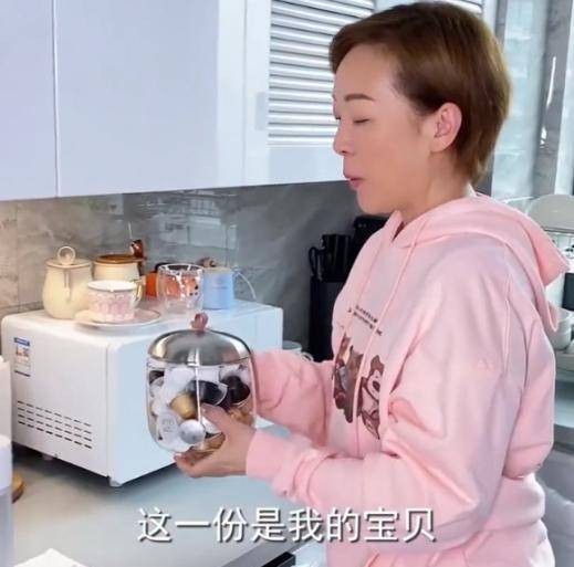 49岁女港星杭州定居一年，录视频讲述见闻，大赞杭州生活好