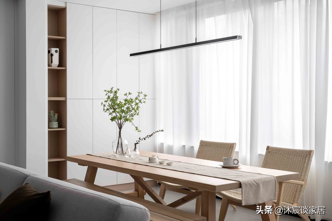 重庆夫妻的新家，因太会装修而走红，凭白墙与原木就让家温馨治愈