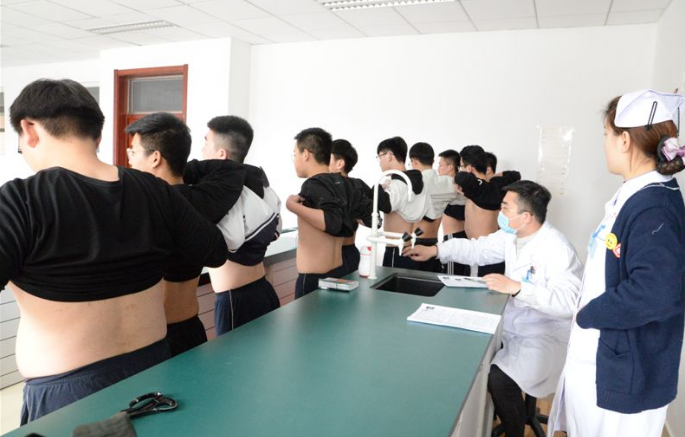 高考体检时，学生要全部脱光？高三党被吓坏，医生：我也不想看