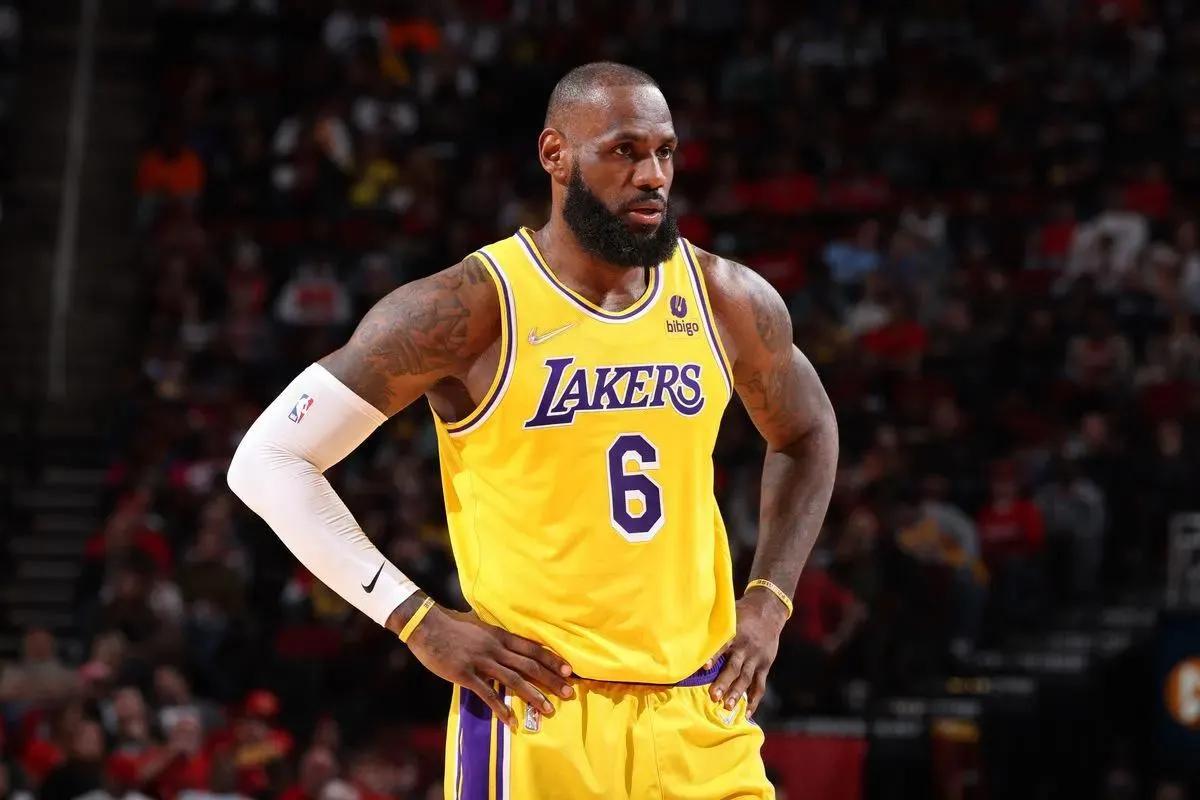 nba当今有哪些出色的小前锋(美媒评出2021-22赛季15个方面最好的小前锋，詹姆斯独占五项)