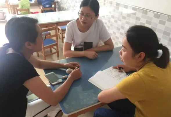 我敬爱的老师，像春风化雨，耐心教导我们成长