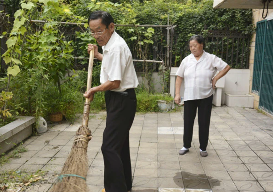 战友牺牲后，他信守诺言去战友家尽孝，9年后娶战友妹妹为妻子