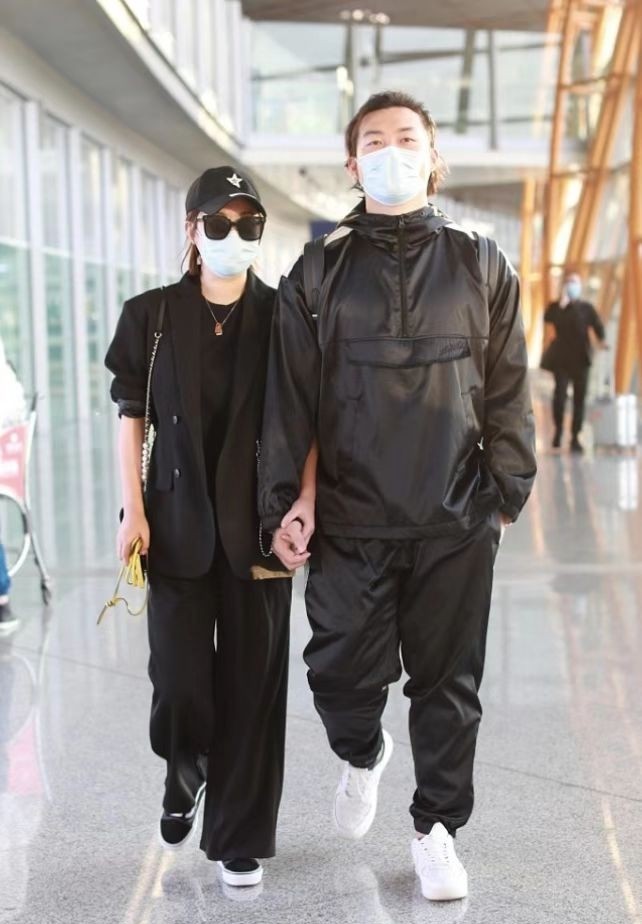 马丽胖出中年妈妈味！携小老公走机场，穿得像霸总姿态却很小女人