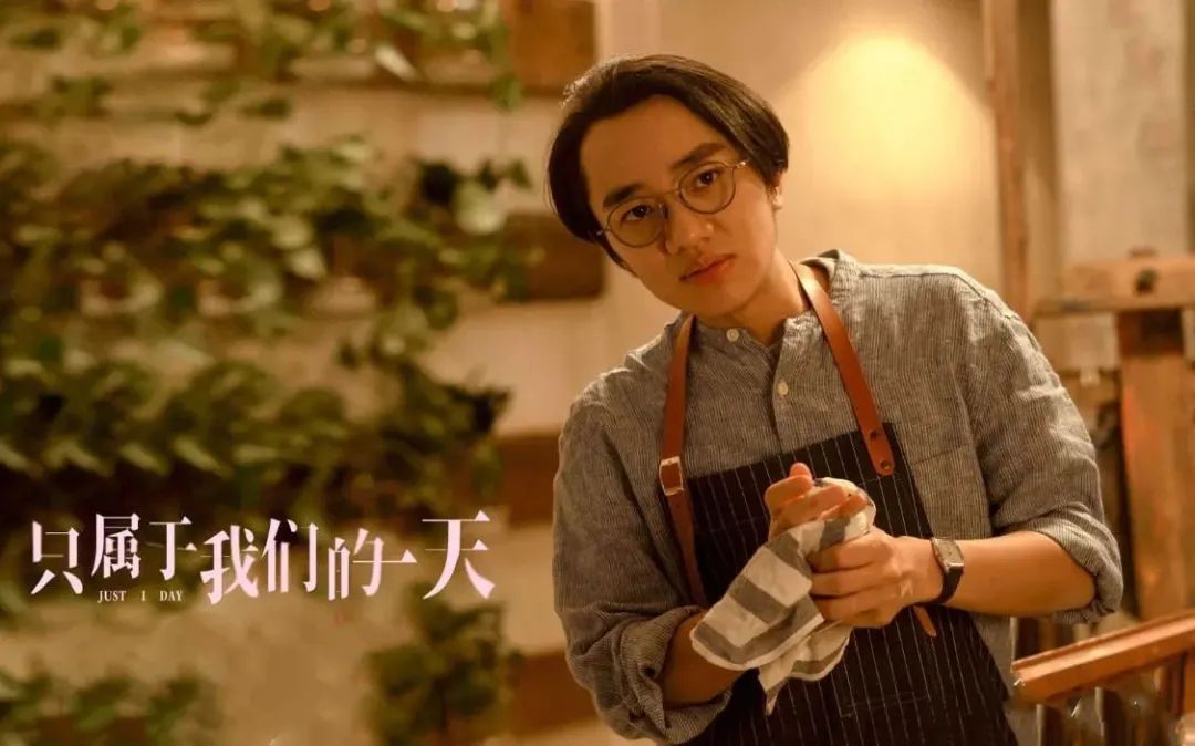 王祖蓝乘飞机变新冠密接者，集中隔离丢了工作，工作室发文报平安