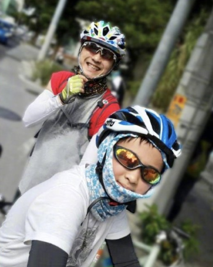 庾澄庆首晒儿子高清正脸，为哈利庆祝20岁生日，父子互动好温馨