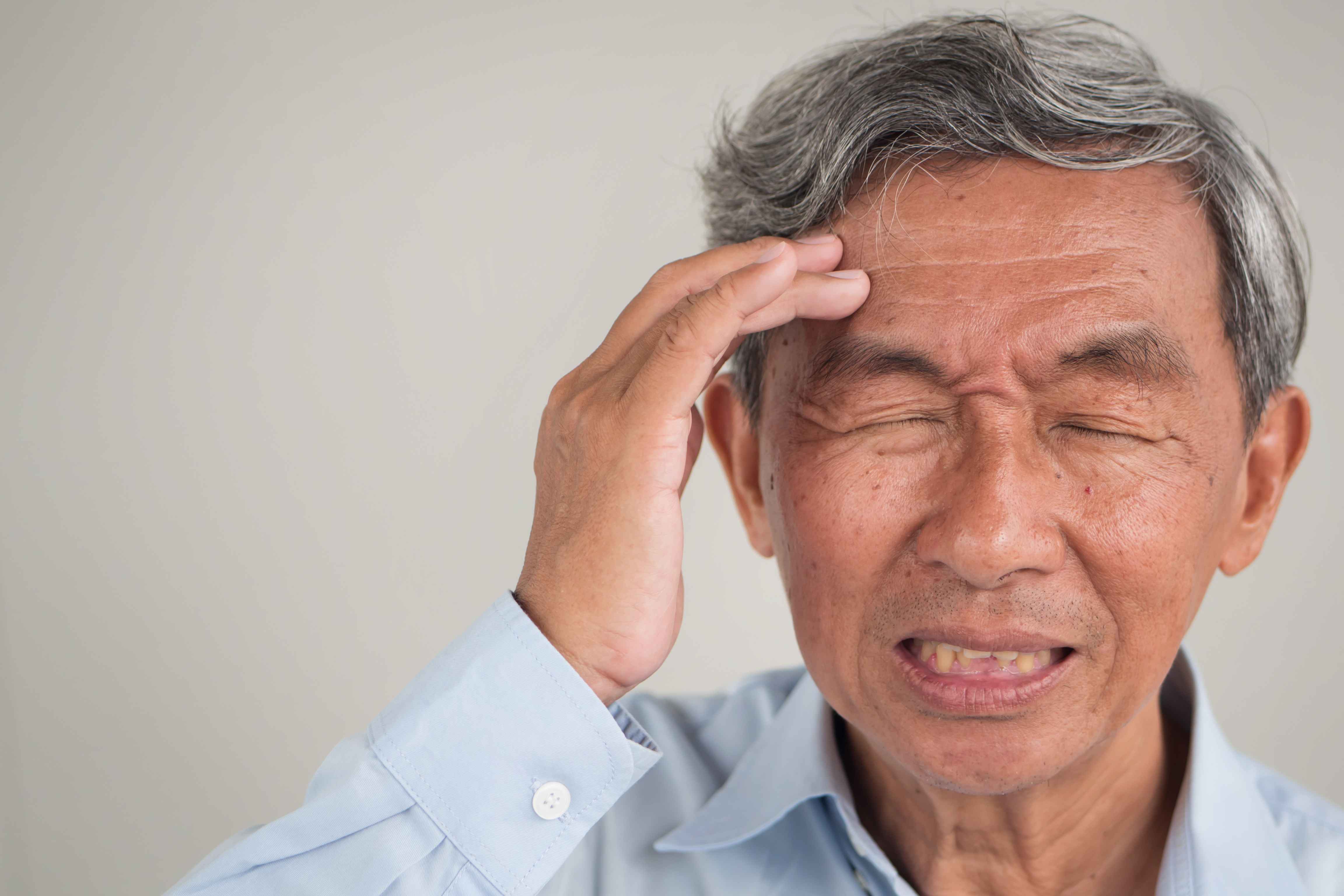 身体出现这5种迹象，当心是脑中风已“找上门”，及时检查不能拖