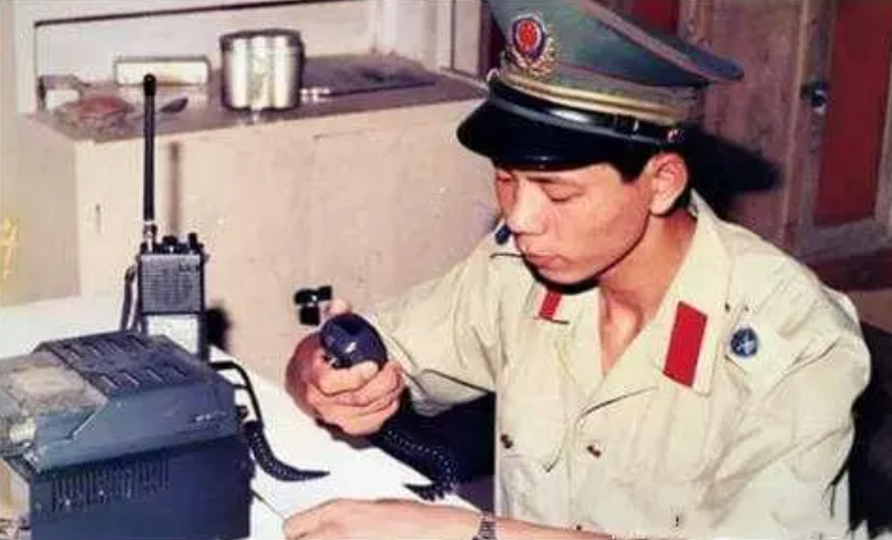 1989年中国民航遭炸机威胁，劫机犯被一脚踹下飞机，后来怎样了？