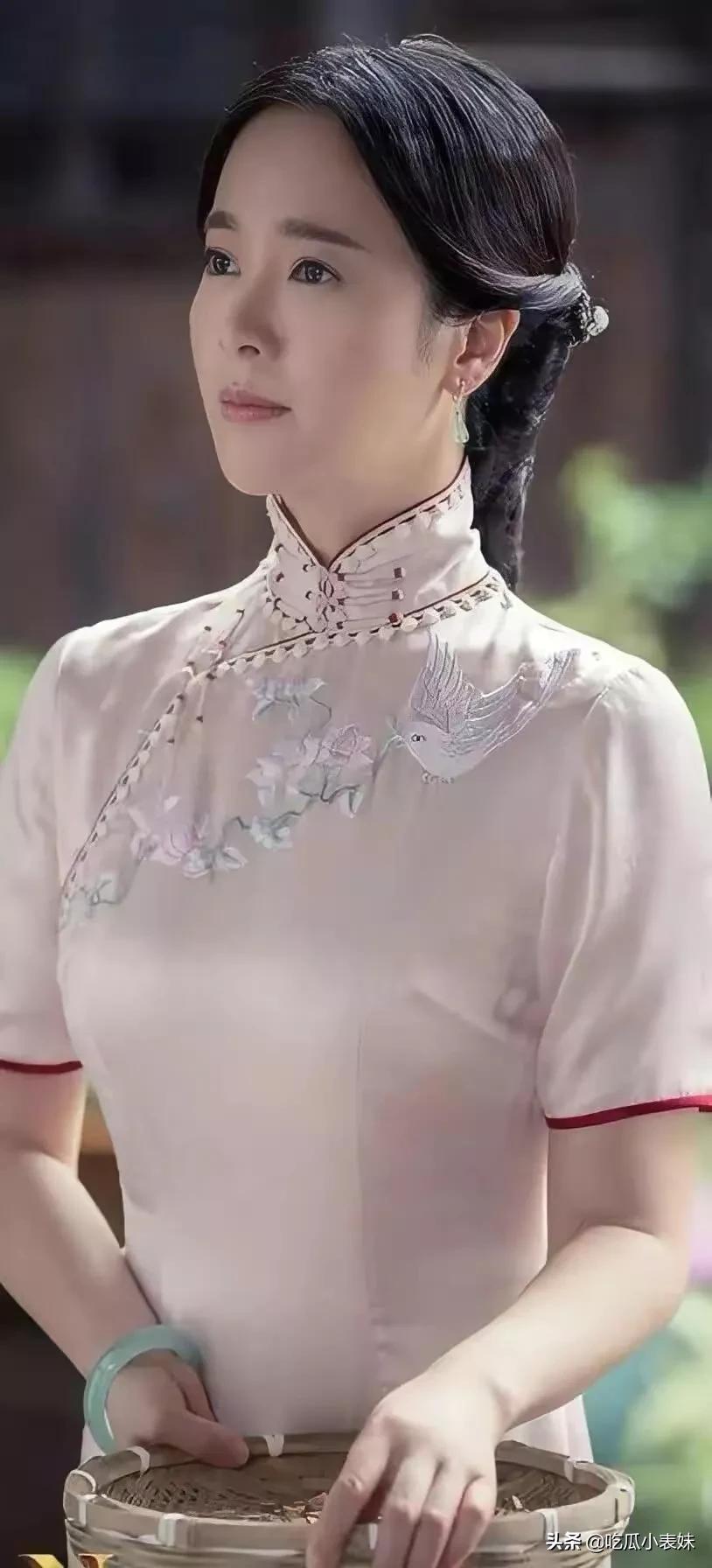 左小青，知性内敛，优雅迷人