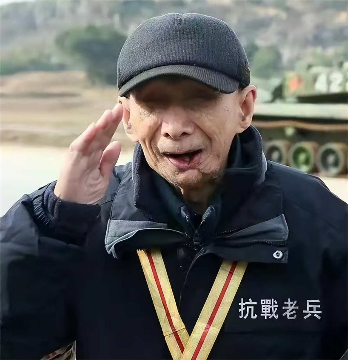 江苏老人失明后隐居，因一枚日军大印暴露身份，出动6辆坦克迎接