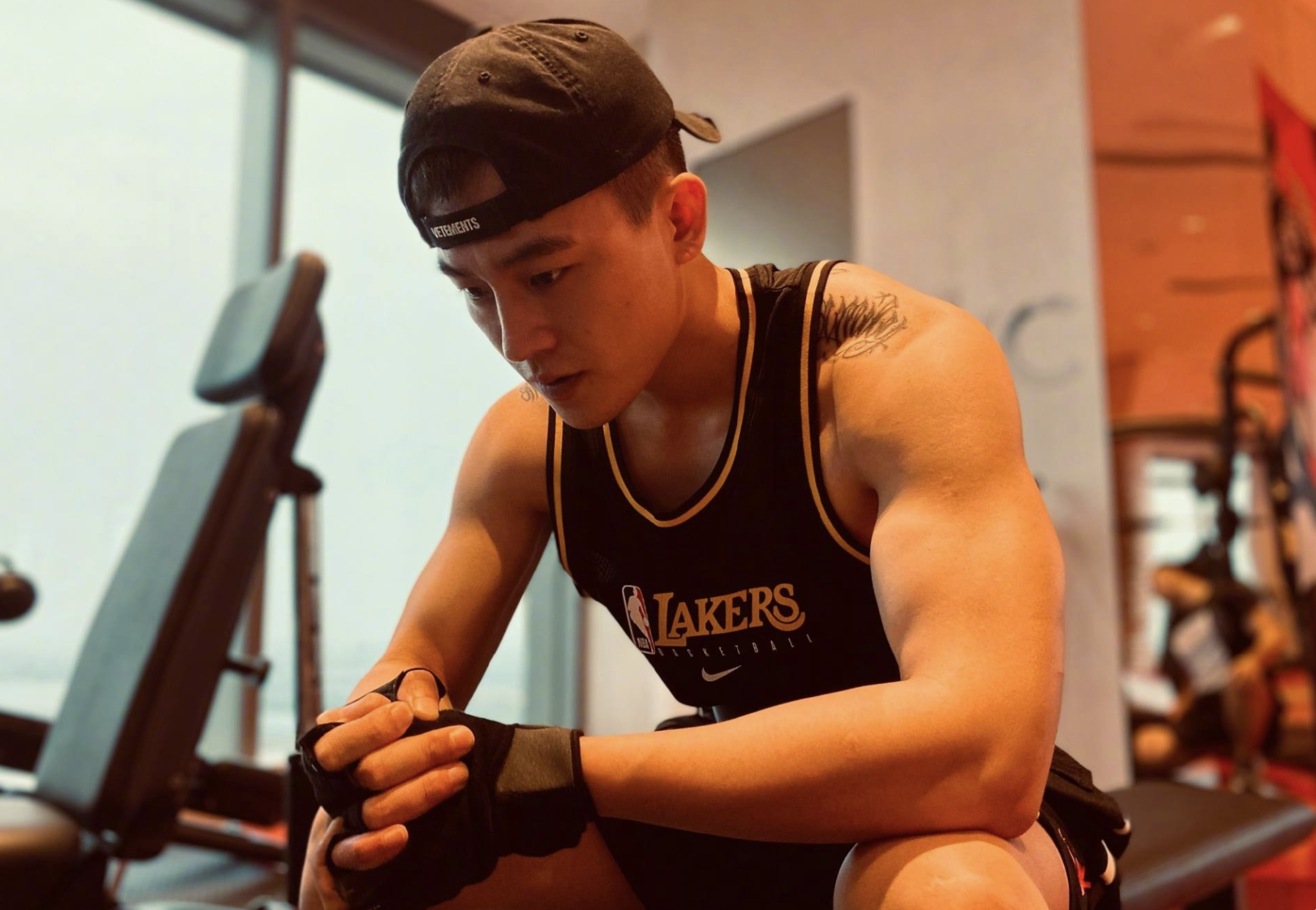 眉毛稀疏、假腹肌、高跟鞋，男星7大作假，男人的虚荣心多可怕