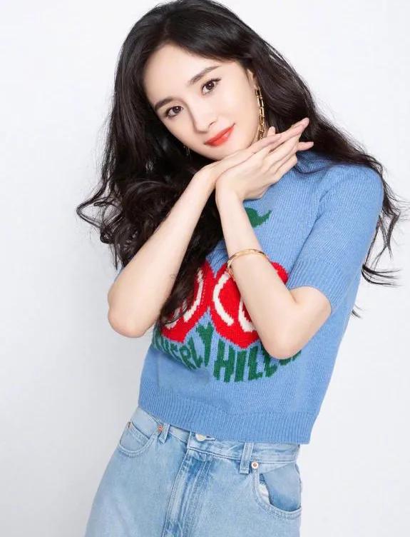 杨幂双尾麻花辫少女风—清新装扮，青春靓丽，俏皮灵动