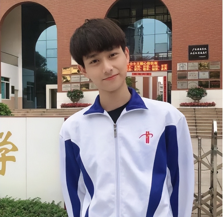 成都一中学男老师走红，长相极具“少年感”，网友：现实版余淮