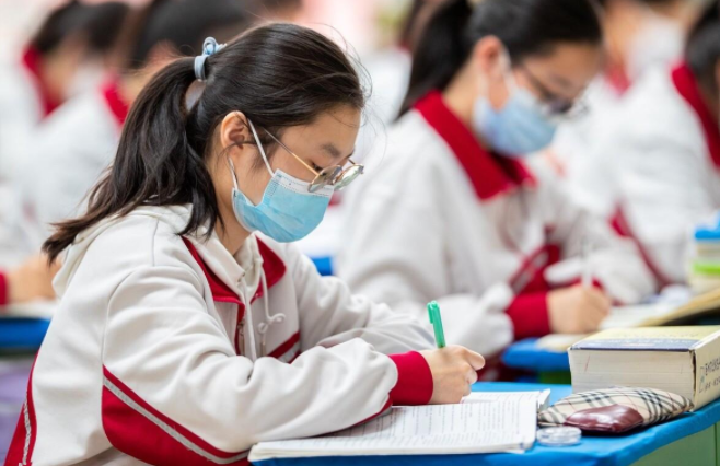 将来想考公务员，推荐报考这两大专业，上岸几率大，很占便宜