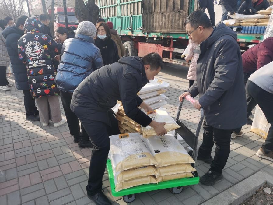 山西大同大学为教职工发放2022年春节慰问品