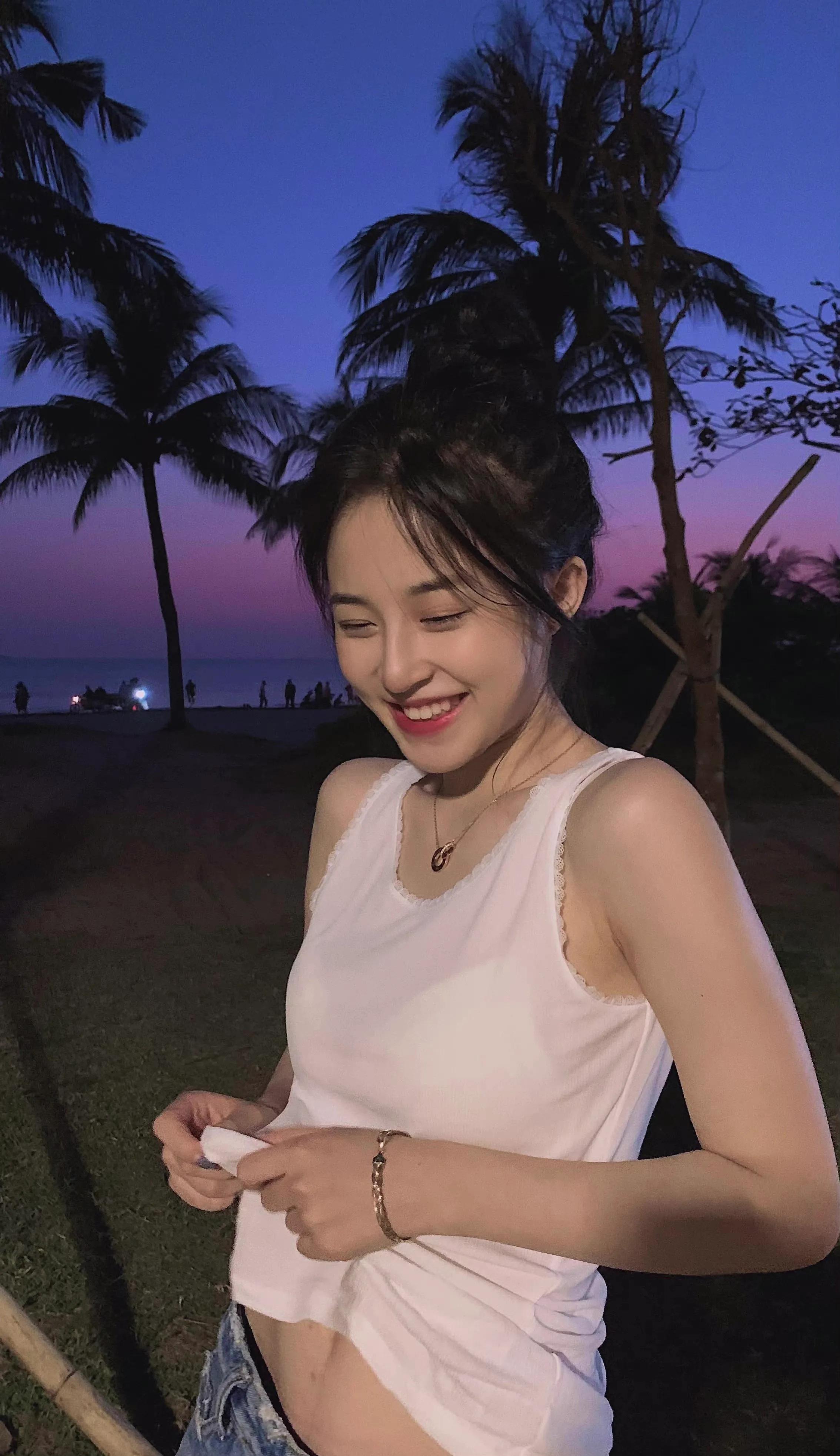 颜值控精选系列——甜妹爱笑的严屹南小姐姐海边随拍花絮