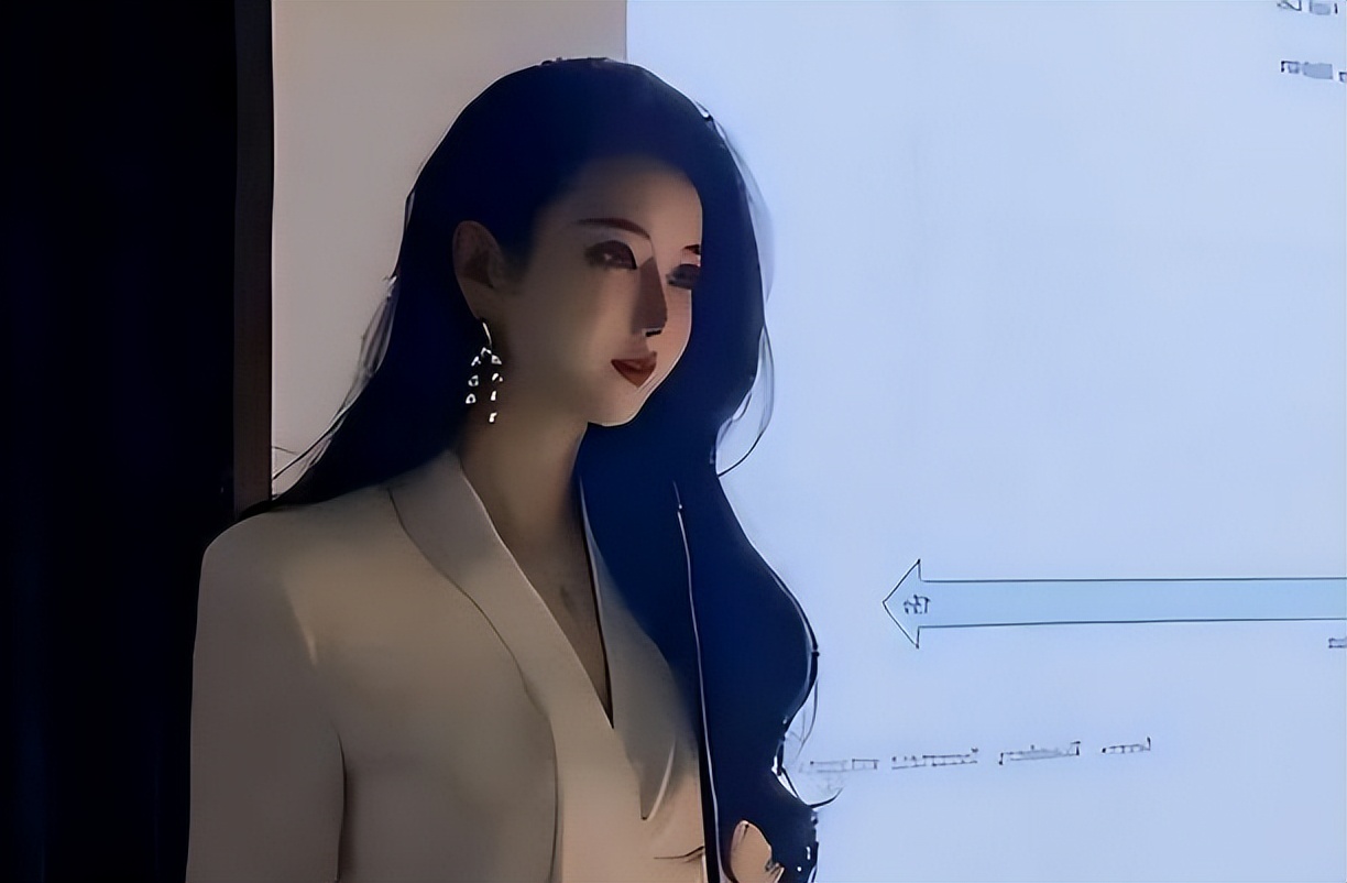 大学女教师因长相火了，“黄金比例脸”美艳动人，却有些不真实