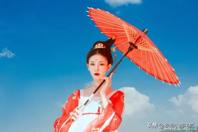 陈瑶晒古风美照庆出道七周年 高发髻眉间点花钿梦回飞鸾