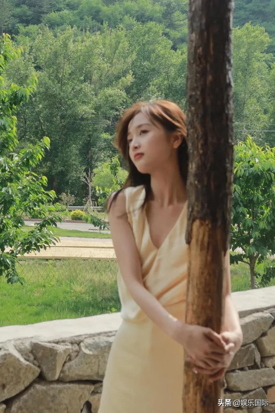 吴宣仪库存美照曝光 穿白色背心清纯可人