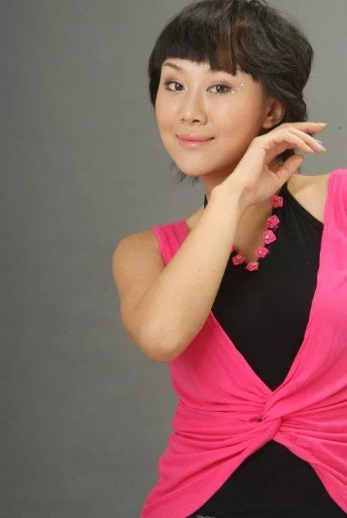 付丽：14岁参军，25岁辞职，26岁出专辑，30岁死于快递之手，为何