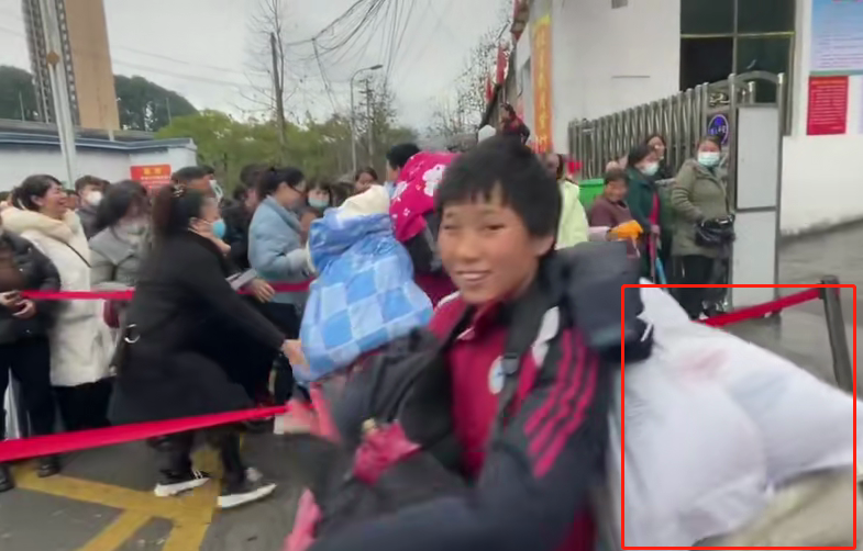 学校放假，校门口出现“勤俭持家”小能手，无奈中带着洒脱