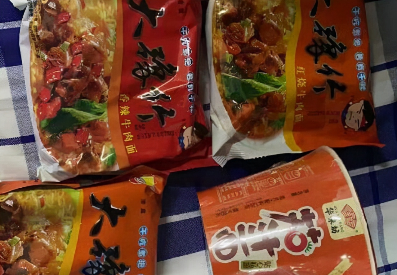 山东某高校封闭管理，校内买四包面花33元，这么坑学生吗？