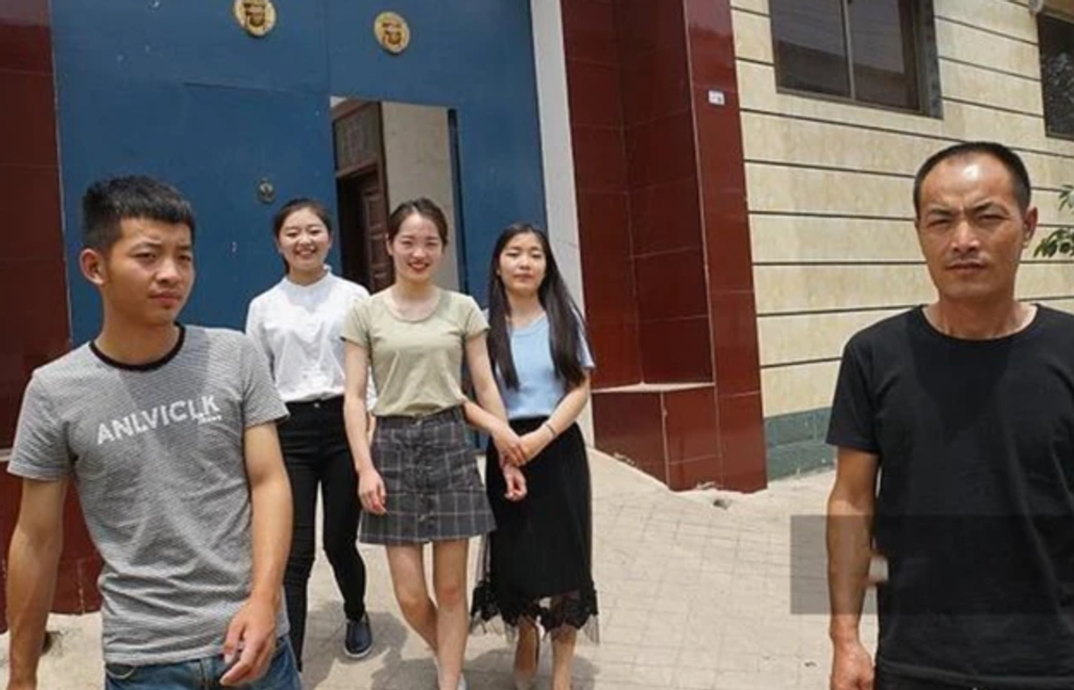 23年前，河南夫妻生下龙凤四胞胎没钱抚养，如今有车有房幸福美满