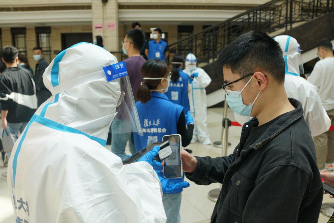 准封闭24时辰，看看复旦的研究生们在做些什么...