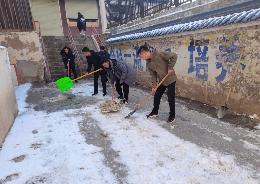 “浴雪”奋战！临潭县组织干部群众清扫降雪