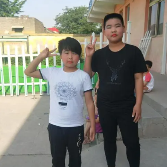 学校放假，校门口出现“勤俭持家”小能手，无奈中带着洒脱