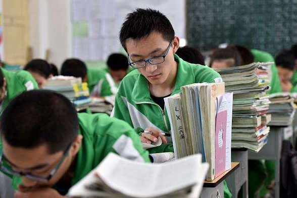 高考后才明白，普通班“鸡头”和重点班凤尾，差别可不仅仅是成绩